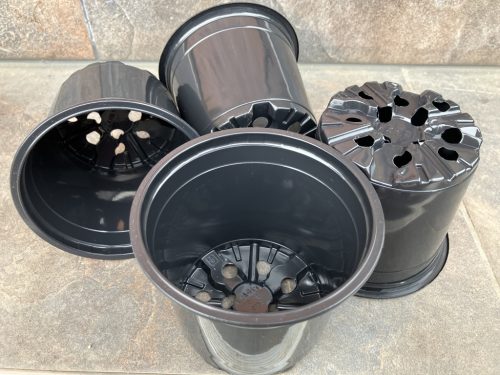 Kerek 8 cm-es palántanevelő cserepek vízelvezető lyukakkal